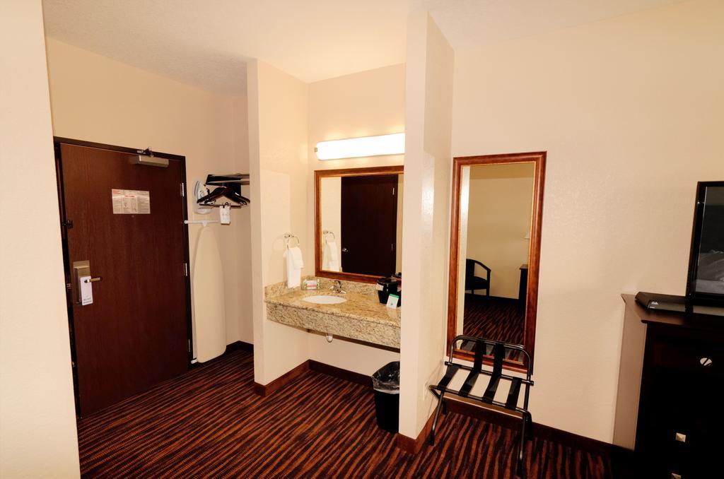 Cobblestone Inn & Suites - Denison | Oak Ridge Bagian luar foto