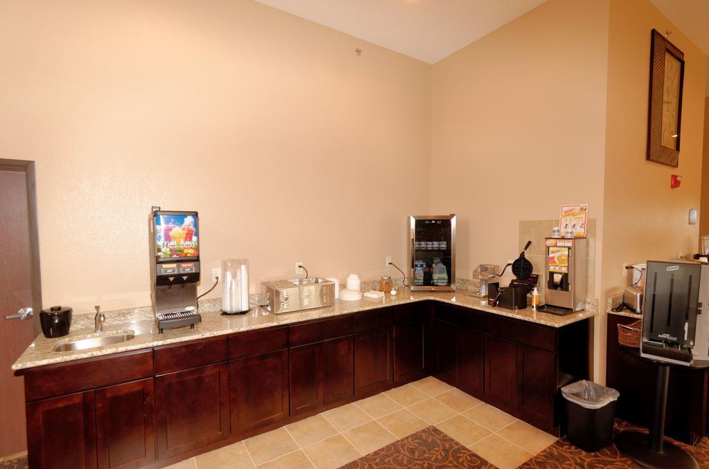 Cobblestone Inn & Suites - Denison | Oak Ridge Bagian luar foto