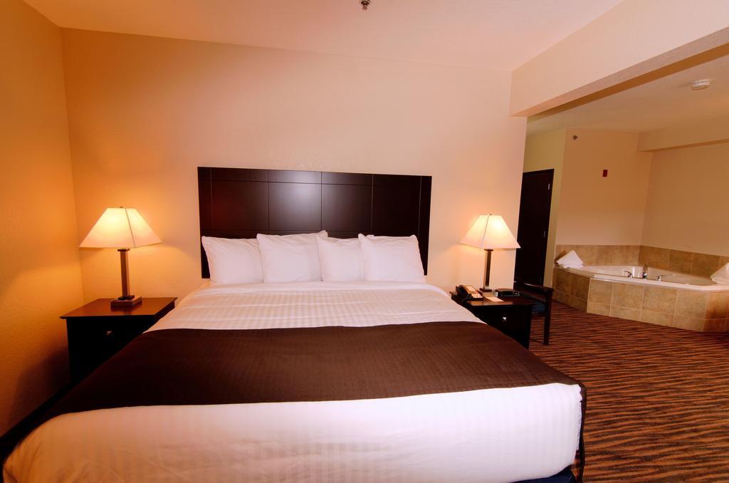 Cobblestone Inn & Suites - Denison | Oak Ridge Bagian luar foto