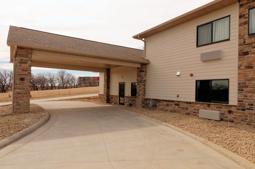 Cobblestone Inn & Suites - Denison | Oak Ridge Bagian luar foto