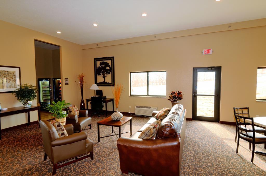 Cobblestone Inn & Suites - Denison | Oak Ridge Bagian luar foto