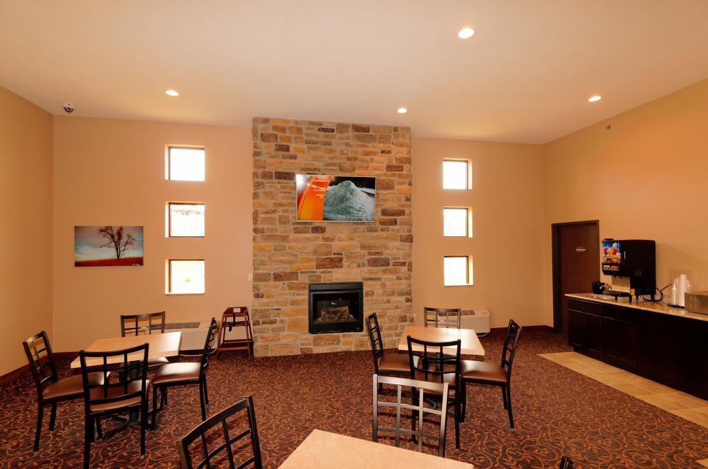 Cobblestone Inn & Suites - Denison | Oak Ridge Bagian luar foto