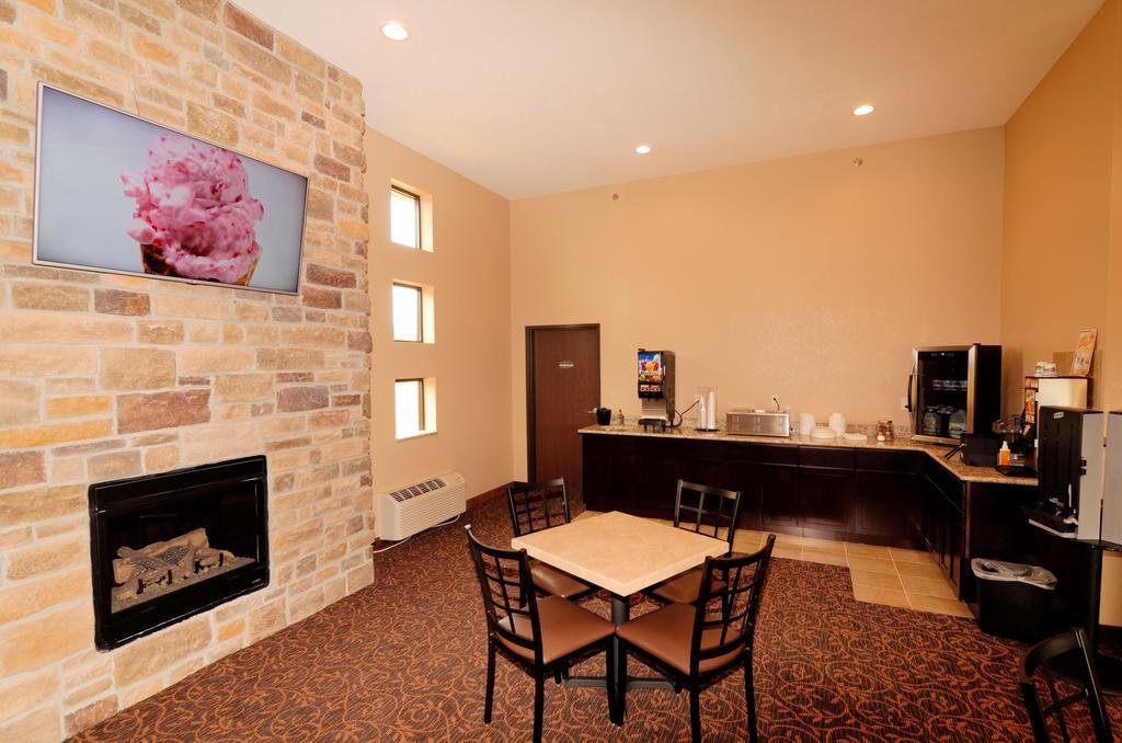 Cobblestone Inn & Suites - Denison | Oak Ridge Bagian luar foto