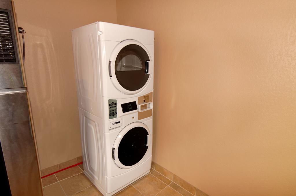 Cobblestone Inn & Suites - Denison | Oak Ridge Bagian luar foto