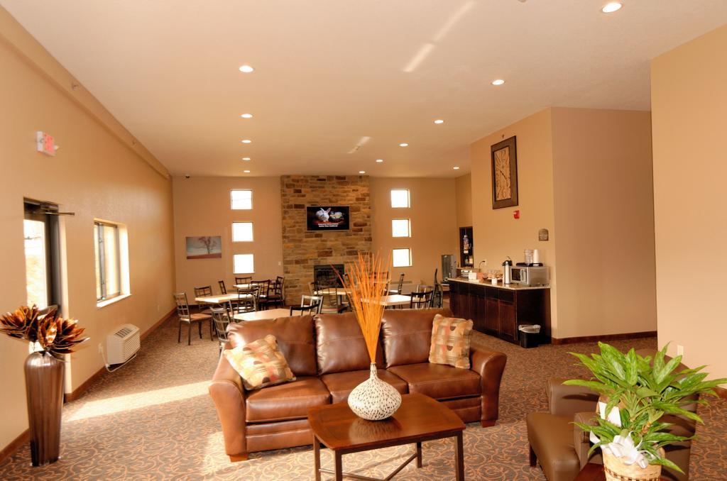 Cobblestone Inn & Suites - Denison | Oak Ridge Bagian luar foto