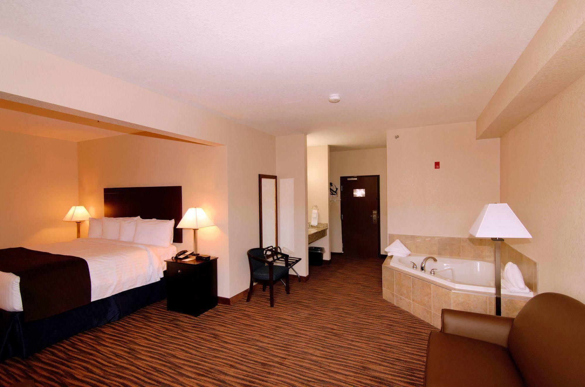 Cobblestone Inn & Suites - Denison | Oak Ridge Bagian luar foto