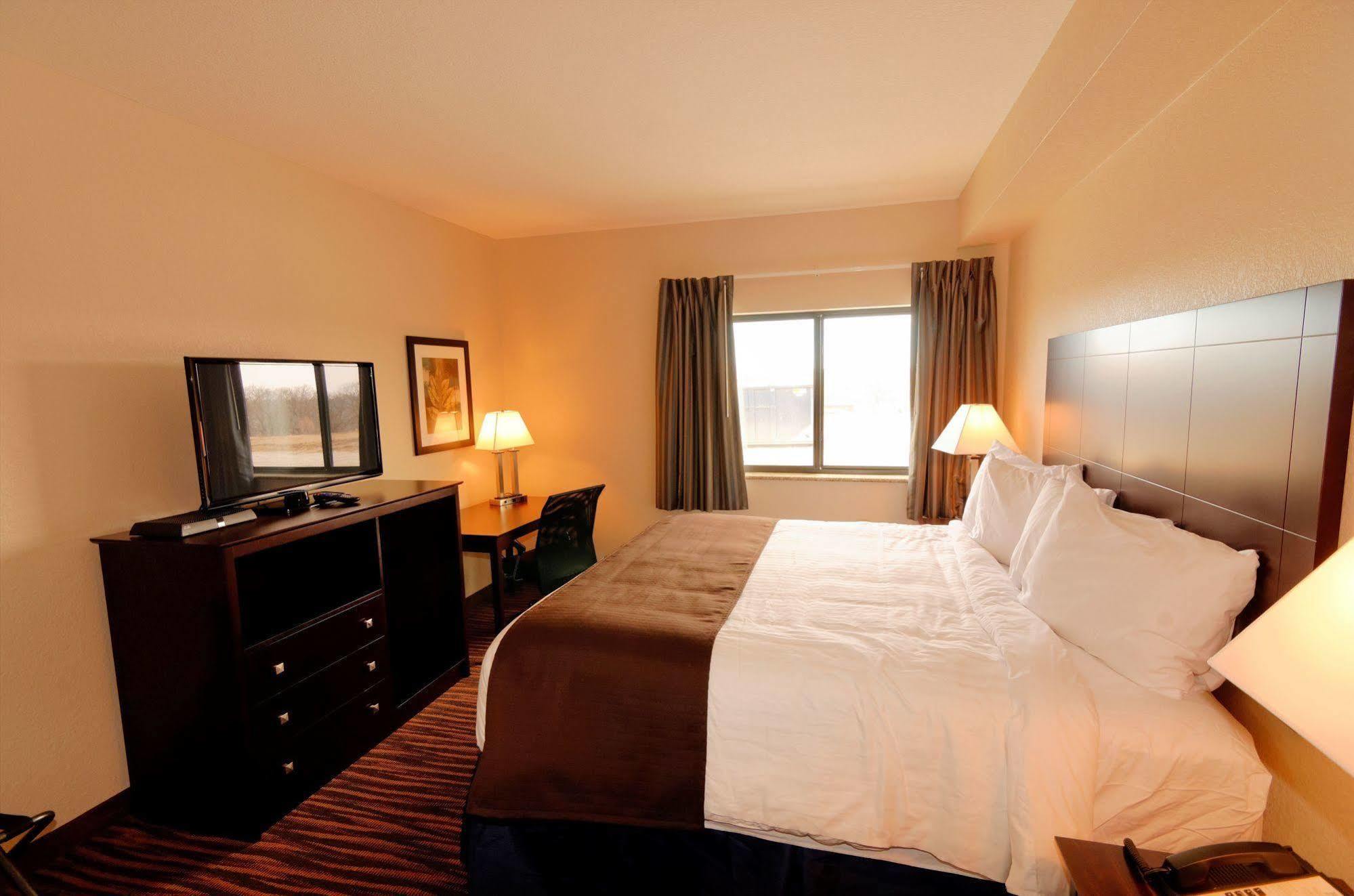 Cobblestone Inn & Suites - Denison | Oak Ridge Bagian luar foto
